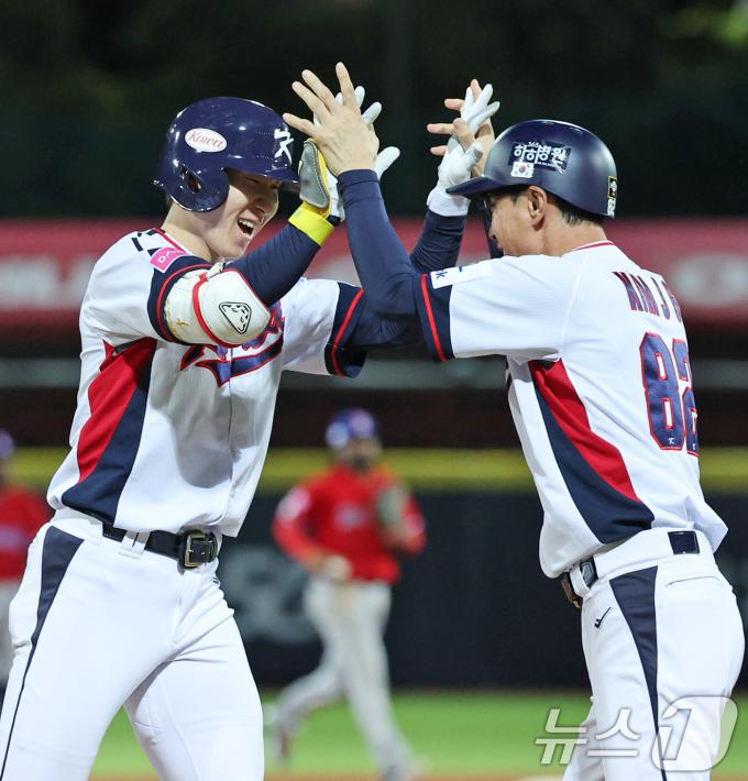 16일(현지시간) 대만 타이베이시 톈무 야구장에서 열린 2024 WBSC 프리미어12 B조 예선 대한민국과 도미니카공화국의 경기 8회말 대한민국 공격 2사 2, 3루 상황에서 박성한이 역전 3루타를 친 뒤 김재걸 코치와 기뻐하고 있다. 2024.11.16/뉴스1 ⓒ News1 장수영 기자