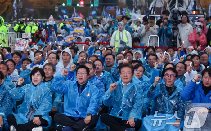 이재명 더불어민주당 대표와 박찬대 원내대표를 비롯한 참석자들이 16일 서울 광화문광장 앞 도로에서 열린 '김건희·윤석열 국정농단 규탄·특검 촉구 제3차 국민행동의 날 및 시민사회 연대 집회'에서 구호를 외치고 있다. 2024.11.16/뉴스1 ⓒ News1 김명섭 기자