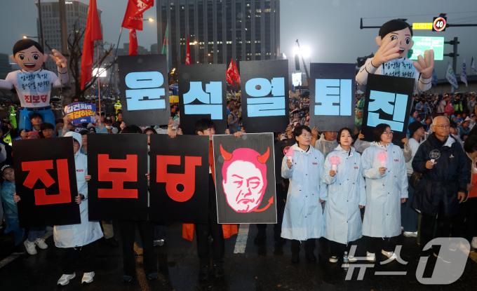 16일 서울 광화문광장 앞 도로에서 열린 '김건희 특검 수용, 국정농단 규명! 윤석열을 거부한다 시민행진'에서 김재연 진보당 대표와 당원들이 구호를 외치고 있다. 2024.11.16/뉴스1 ⓒ News1 김명섭 기자