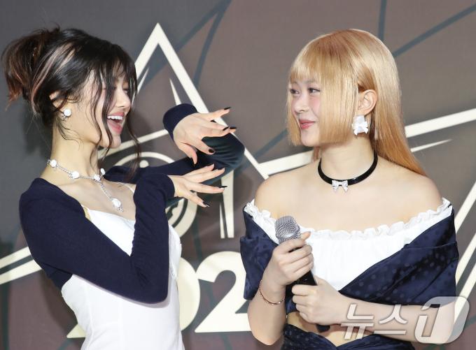 뉴진스 다니엘(왼쪽)이 16일 오후 인천의 한 공연장에서 열린 '제1회 코리아 그랜드 뮤직 어워즈(2024 KGMA)' 레드카펫 행사에서 MC를 맡은 하니를 축하하고 있다. ⓒ News1 권현진 기자