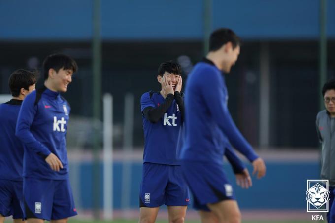 한국 축구대표팀 주장 손흥민이 16일 오후(현지시간) 쿠웨이트 자베르 알 아흐메드 국제 경기장 보조구장에서 열린 팀 훈련에서 얼굴을 감싸며 미소 짓고 있다. (대한축구협회 제공) 2024.11.17/뉴스1 ⓒ News1 송원영 기자