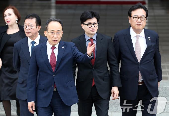 정진석 대통령실 비서실장(오른쪽부터), 한동훈 국민의힘 대표, 추경호 국민의힘 원내대표, 홍철호 대통령실 정무수석이 14일 오전 페루와 브라질 순방을 나서는 윤석열 대통령을 환송하기 위해 경기도 성남시 서울공항에서 활주로로 나서며 대화를 나누고 있다. 2024.11.14/뉴스1 ⓒ News1 박세연 기자