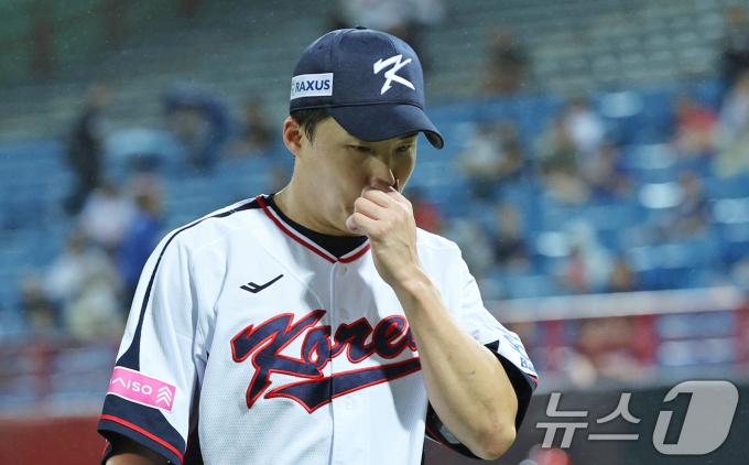 16일(현지시간) 대만 타이베이시 톈무 야구장에서 열린 2024 WBSC 프리미어12 B조 예선 대한민국과 도미니카공화국의 경기, 4회초 대한민국 선발 임찬규가 무사 2루 상황에서 도미니카 알칸타라에게 투런 홈런을 허용한 뒤 강판되고 있다. 2024.11.16/뉴스1 ⓒ News1 장수영 기자