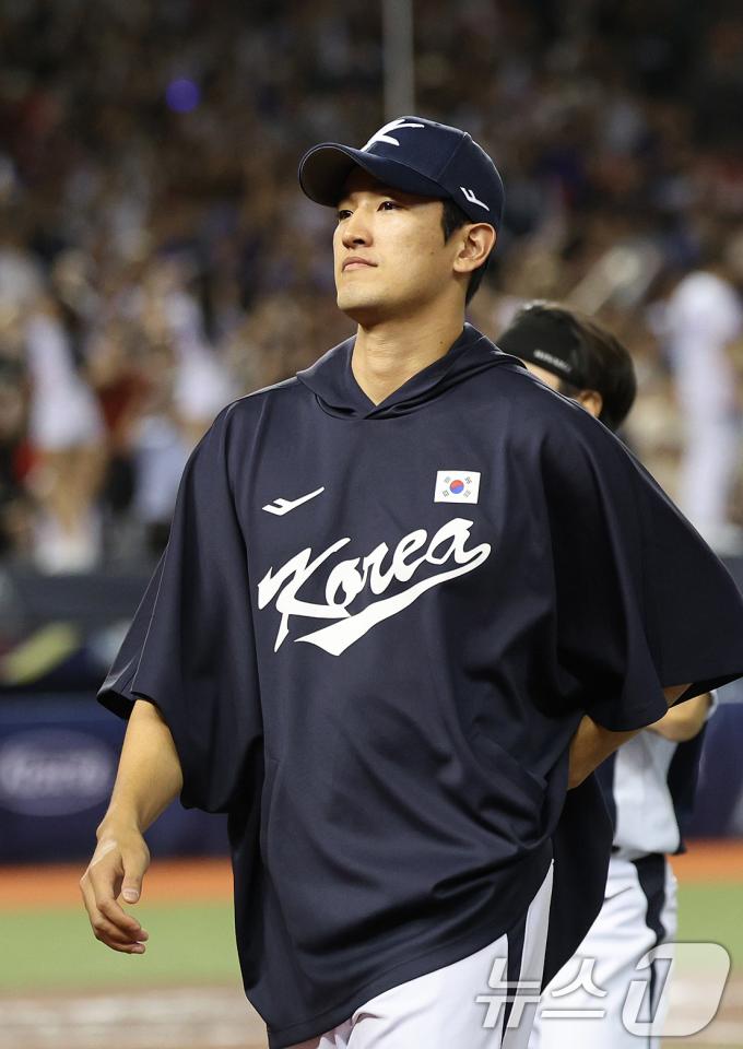 13일(현지시간) 오후 대만 타이베이시 타이베이돔에서 열린 2024 WBSC 프리미어12 B조 예선 대한민국과 대만의 경기에서 3대 6으로 패배한 뒤 대한민국 선발 고영표가 경기장을 나서고 있다. 2024.11.13/뉴스1 ⓒ News1 장수영 기자