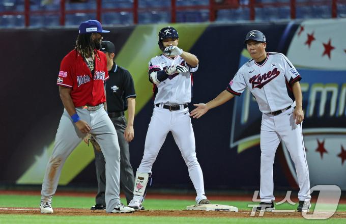 16일(현지시간) 대만 타이베이시 톈무 야구장에서 열린 2024 WBSC 프리미어12 B조 예선 대한민국과 도미니카공화국의 경기, 5회말 대한민국 공격 2사 상황에서 송성문이 팀 첫 안타로 출루하고 있다. 2024.11.16/뉴스1 ⓒ News1 장수영 기자