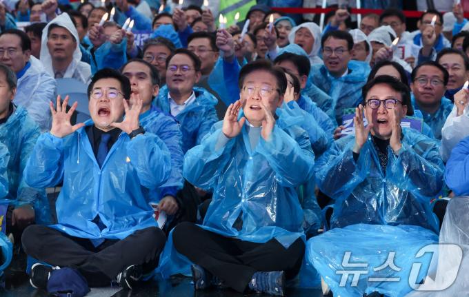 이재명 더불어민주당 대표와 박찬대 원내대표를 비롯한 참석자들이 16일 서울 광화문광장 앞 도로에서 열린 '김건희·윤석열 국정농단 규탄·특검 촉구 제3차 국민행동의 날 및 시민사회 연대 집회'에서 구호를 외치고 있다. 2024.11.16/뉴스1 ⓒ News1 김명섭 기자