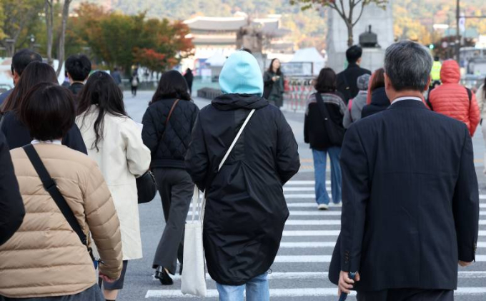 서울 세종대로 광화문사거리에서 시민들이 두터운 외투를 입은 채 출근길을 서두르고 있다. /사진=뉴스1