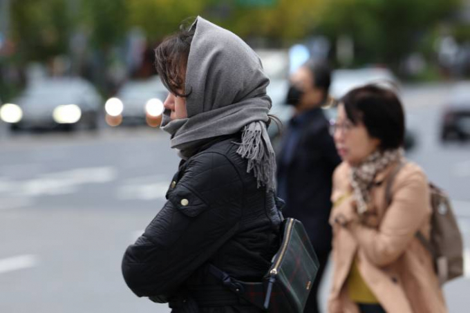 서울 광화문네거리에서 한 직장인이 몸을 움츠리고 있다./사진=뉴스1