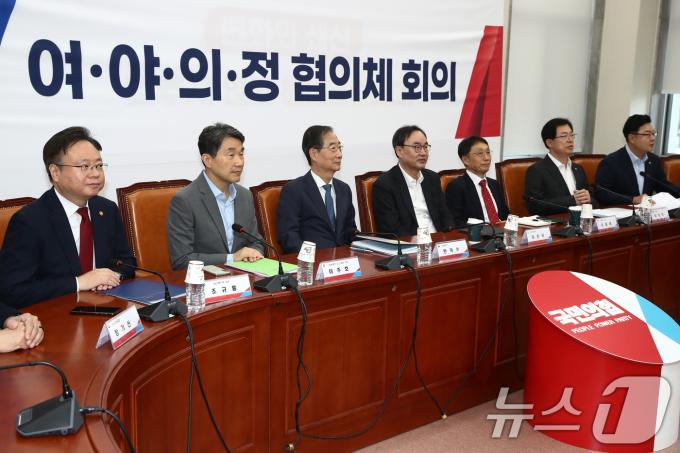 한덕수 국무총리와 이진우 대한의학회장 등이 17일 오후 서울 여의도 국회에서 열린 여야의정 협의체 2차회의에 참석해 있다. 왼쪽부터 조규홍 보건복지부장관, 이주호 사회부총리 겸 교육부장관, 한 총리, 이 대한의학회장, 이종태 한국의과대학·의학전문대학원협회(KAMC) 이사장, 국민의힘 이만희, 김성원 의원.2024.11.17/뉴스1 ⓒ News1 이광호 기자