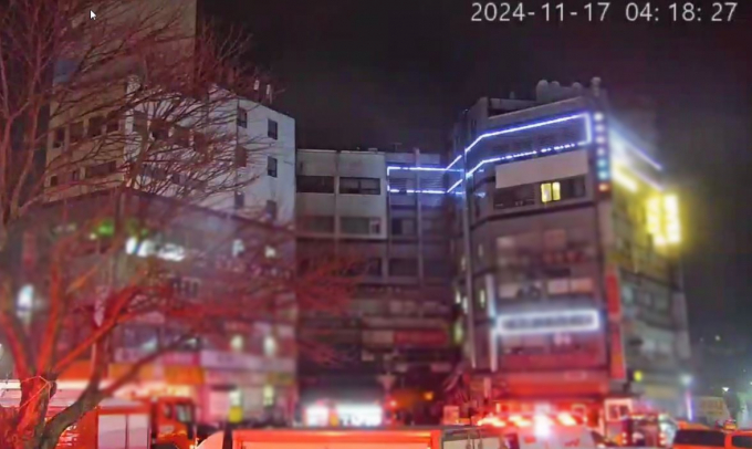 17일 새벽 경기 안산시 단원구 고잔동 6층짜리 상가건물 1층에서 불이나 소방 관계자들이 화재진압에 나섰다. /사진=뉴스1(경기도소방재난본부 제공) 