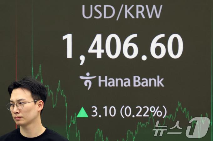 13일 오후 서울 중구 하나은행 본점 딜링룸 전광판에 원·달러 환율이 3.10원 오른 1406.60원을 나타내고 있다. 이날 코스피 지수는 전 거래일 대비 65.49p(2.64%) 하락한 2,417.08, 코스닥 지수는 20.87p(2.94%) 내린 689.65로 장을 마감했다. 2024.11.13/뉴스1 ⓒ News1 황기선 기자