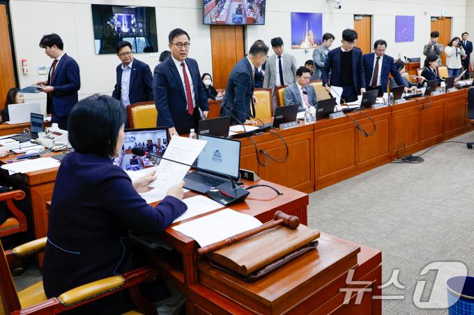 최형두 국민의힘 간사를 비롯한 여당 의원들이 5일 오전 서울 여의도 국회에서 열린 과학기술정보방송통신위원회 전체회의에서 한국방송공사 사장후보자(박장범) 인사청문회 실시계획서 채택의 건과 관련, 여야 합의없이 이틀간 진행하려는데 항의하며 퇴장하고 있다. 2024.11.5/뉴스1 ⓒ News1 안은나 기자