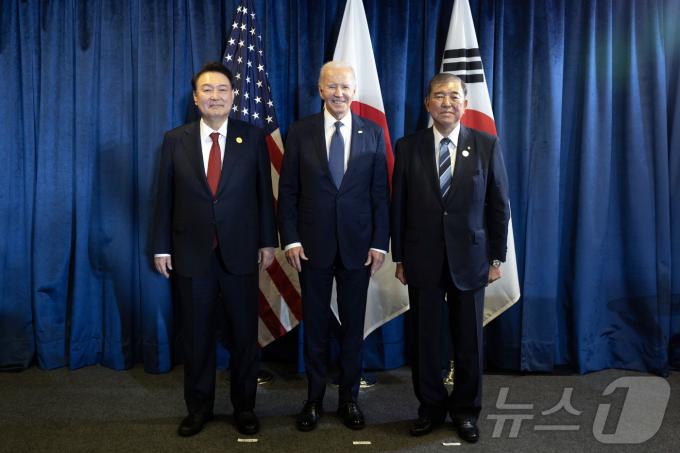 아시아태평양경제협력체(APEC) 정상회의 참석차 페루를 방문 중인 윤석열 대통령이 15일(현지시간) 리마 컨벤션센터에서 한미일 정상회의 전 조 바이든 미국 대통령, 이시바 시게루 일본 총리와 기념촬영을 하고 있다. (대통령실 홈페이지) 2024.11.16/뉴스1 ⓒ News1 송원영 기자