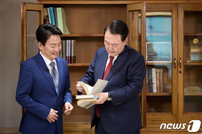 윤석열 대통령이 지난 4일 용산 대통령실 청사 집무실에서 진행된 KBS 신년 대담을 마친 후 박장범 KBS 앵커에게 집무실 책장을 소개하고 있다. (대통령실 제공) 2024.2.7/뉴스1 ⓒ News1 오대일 기자