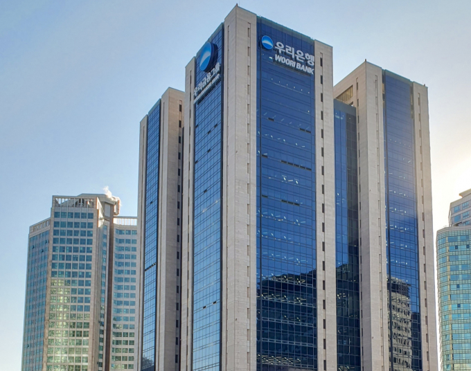 우리은행은 외부인의 허위 서류 제출에 따른 25억 원 규모의 금융사고가 발생했다고 지난 15일 공시했다. 사진은 우리은행 본점./사진=우리은행