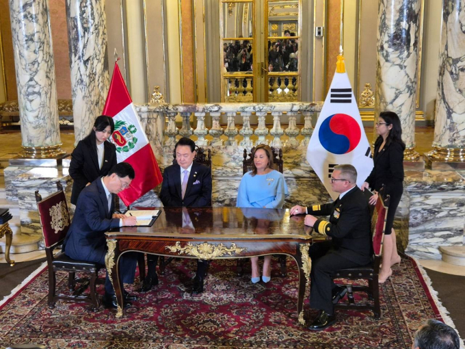 주원호 HD현대중공업 특수선사업대표와 세사르 베나비데스 페루 시마조선소 소장이 16일(현지시간) 페루 리마 대통령궁에서 윤석열 대통령과 디나 볼루아르테 페루 대통령이 임석한 가운데 잠수함 공동개발 MOU에 서명하고 있다. /사진=대통령실