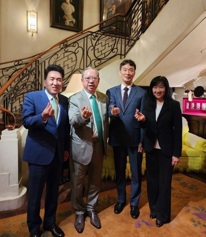 14일 (왼쪽부터) 함영주 하나금융그룹 회장이 피터 람 홍콩 무역발전국 회장, 이복현 금융감독원장, 마가렛 퐁 상임이사와의 조찬을 마친 뒤 기념촬영을 하고 있다. /사진-하나금융그룹