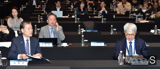 [머니S포토] 한반도 대북정책 세미나, 대화 나누는 김영호 장관 · 윤희성 행장