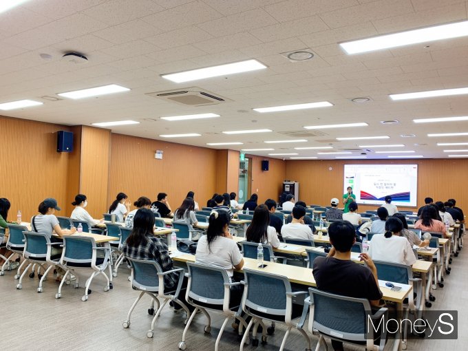전북경영자총협회는 8일부터 2024년 미래내닐 일경험사업 인턴형 8기 사전직무교육을 실시하고 있다/사진=광주상의 제공.