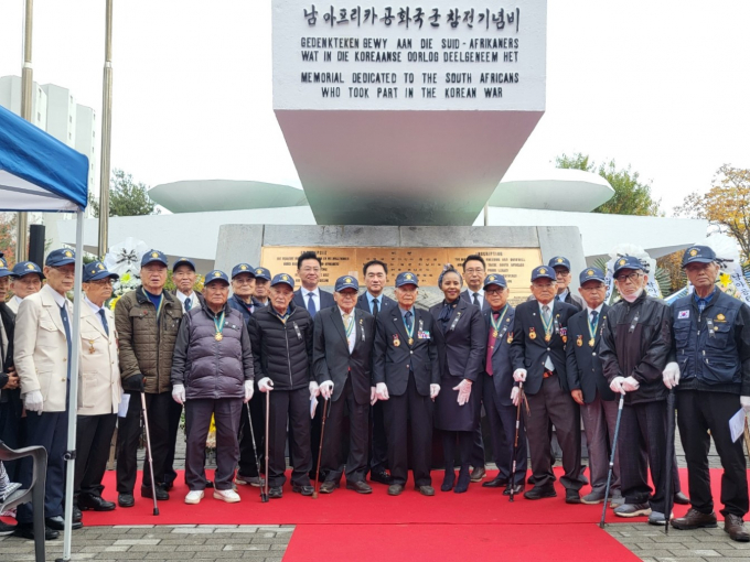 참석자들이 제74주년 남아프리카공화국 6․25 참전 추모기념식에서 기념촬영을 하고 있다 / 사진제공=평택시