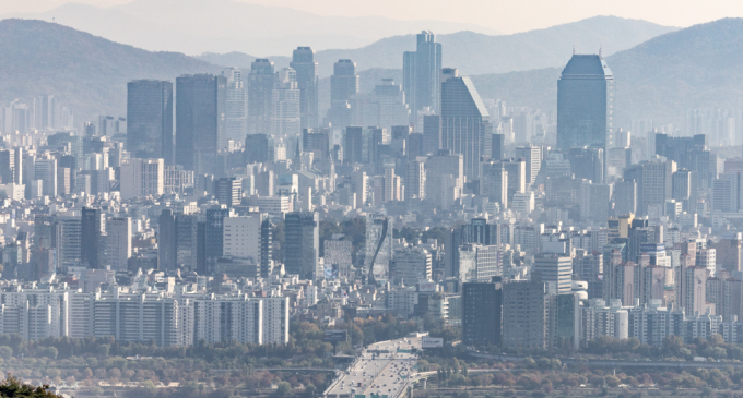 대출규제로 최근 서울 아파트 거래량이 주춤한 가운데 10월 최고가 거래 건수가 가장 많은 자치구는 강남구로 나타났다. 사진은 지난 8일 서울 강남구·서초구 아파트 단지의 모습. /사진=뉴스1