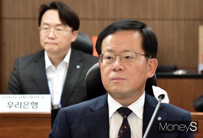 조병규 우리은행장이 11일 서울 중구 남대문로 신한은행 대회의실에서 열린 2024년 금융지원위원회에서 오영주 중소벤처기업부 장관의 발언을 경청하고 있다./사진=임한별 기자