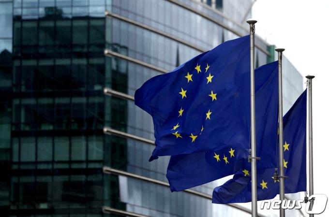벨기에 브뤼셀에 위치한 유럽연합(EU) 본부 앞에 깃발이 펄럭이고 있다.ⓒ 로이터=뉴스1 ⓒ News1 정지윤 기자