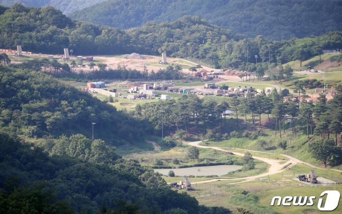 22일 오후 경북 성주군 주한미군 고고도미사일방어체계(THAAD·사드) 기지에 발사대가 기지 상공을 향해 세워져 있다. 2023.6.22/뉴스1 ⓒ News1 공정식 기자