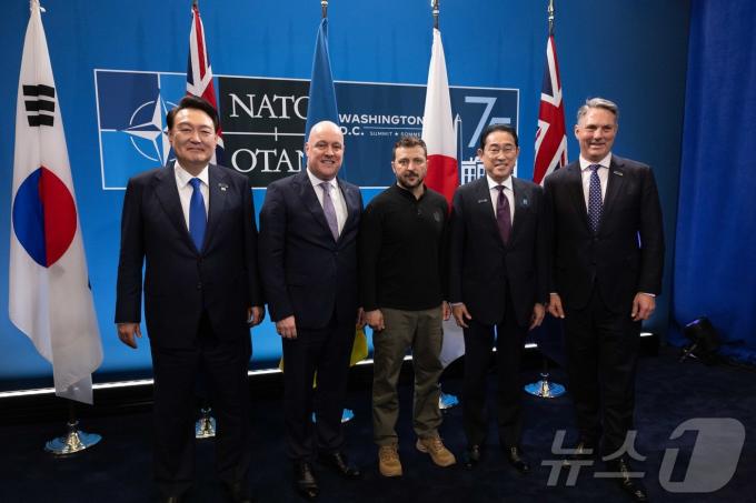 지난 7월 북대서양조약기구(NATO·나토) 정상회의에 참석한 윤석열 대통령. 왼쪽부터 윤 대통령, 크리스토퍼 럭슨 뉴질랜드 총리, 볼로디미르 젤렌스키 우크라이나 대통령, 기시다 후미오 전 일본 총리, 리처드 말스 호주 부총리 겸 국방장관. (대통령실 제공) 2024.7.12/뉴스1 ⓒ News1 박지혜 기자