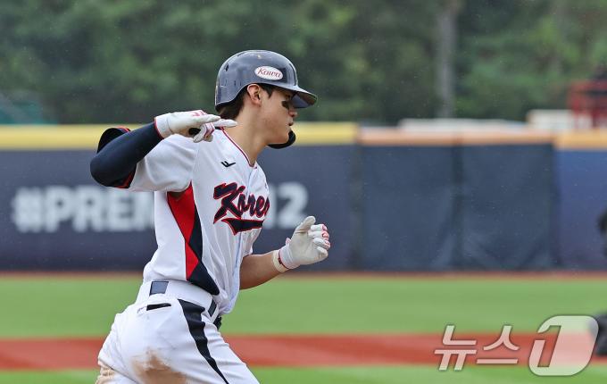 18일(현지시간) 오후 대만 타이베이시 톈무 야구장에서 열린 2024 WBSC 프리미어12 B조 예선 대한민국과 호주의 경기 6회말 대한민국 공격 2사 1루 상황에서 김도영이 투런 홈런을 친 뒤 세리머니 하고 있다. 2024.11.18/뉴스1 ⓒ News1 장수영 기자