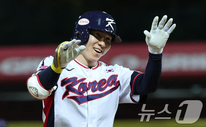 16일(현지시간) 대만 타이베이시 톈무 야구장에서 열린 2024 WBSC 프리미어12 B조 예선 대한민국과 도미니카공화국의 경기 8회말 대한민국 공격 2사 2, 3루 상황에서 박성한이 역전 3루타를 친 뒤 세리머니 하고 있다. 2024.11.16/뉴스1 ⓒ News1 장수영 기자