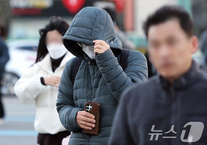 서울 지역 아침 최저 기온이 올가을 들어 처음으로 영하권까지 떨어지며 추운 날씨를 보인 지난 18일 오전 서울 세종대로 광화문사거리에서 두터운 옷차림을 한 시민이 발걸음을 옮기고 있다. /뉴스1 ⓒ News1 김진환 기자