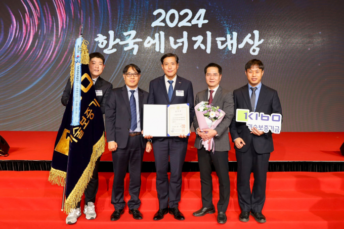 박주선 기보 전무(왼쪽 세번째)와 기보 관계자들이 국무총리 표창 수상 후 기념촬영을 하고 있다./사진=기보