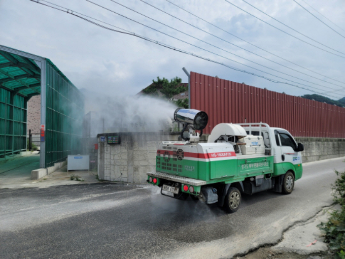 경기도내 한 접경지역에서 방역차량이 방역을 실시하고 있다. / 사진제공=경기북부청