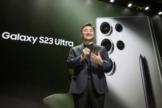  애플이 혼합현실(MR) 헤드셋 '비전 프로'를 최근 국내에 출시한 가운데 삼성전자가 연내 출시할 것으로 예고한 확장현실(XR) 플랫폼에도 관심이 쏠린다.사진은 미국 샌프란시스코 머소닉 오디토리움에서 개최된 갤럭시언팩 2023 행사에서 노태문 삼성전자 MX사업부장(사장)이 갤럭시S23 시리즈를 공개하고 있는 모습. /사진=삼성전자 제공