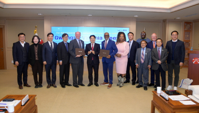 강기정 광주광역시장이 18일 시청 비즈니스룸에서 미국 버지니아정부 관계자의 예방을 받고 양 지역 농업 및 푸드테크 분야 협력 모색을 위한 간담회 후 참석자들과 함께 기념촬영을 하고 있다./사진=광주시