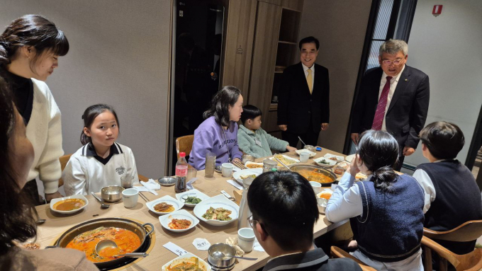 장학금 전달식후 김학동 예천군수(우측)와 안병윤 경북도립대학교 총장(좌측)이 식사자리를 찾아 인사하고 있다./사진제공=예천군