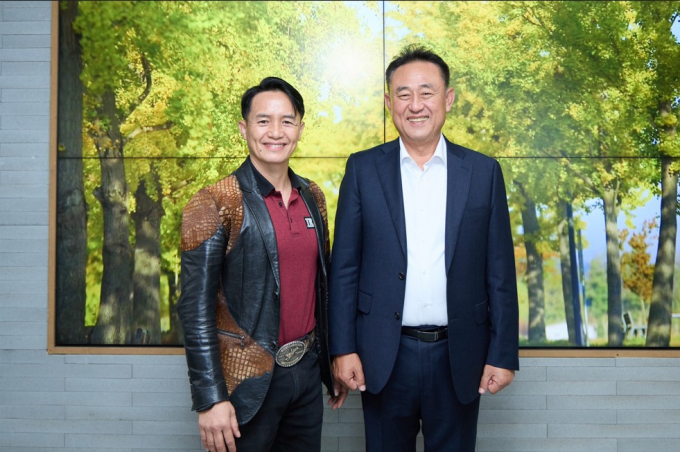 이충우 여주시장(오른쪽)이 필리핀 투블라이시와 계절근로자 송출 의견 교환한 뒤 기념촬영을 하고 있다. / 사진제공=여주시