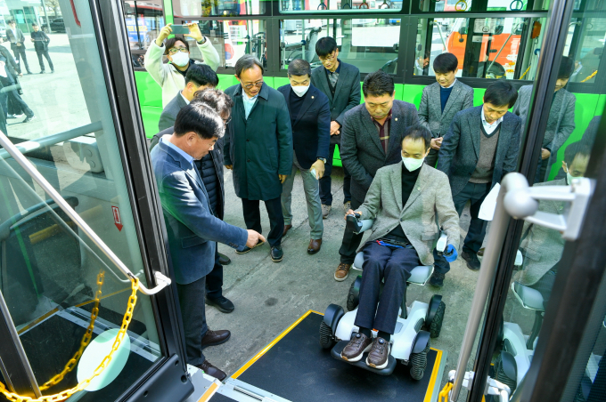 김형수 한국교통장애인협회 영주시지회장이 전기저상버스에 시승하고 있다./사진제공=영주시