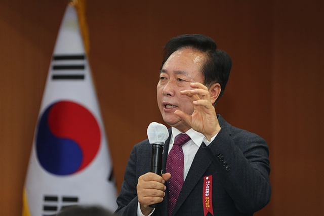 권기창 안동시장이 19일 시청에서 열린 TK 통합 반대 기자회견에서 발언하고 있다./사진제공=경북 안동시
