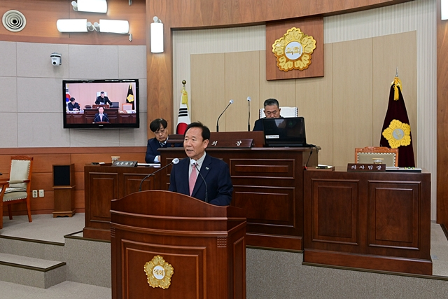 박현국 봉화군수가 19일 제268회 봉화군의회 정례회에서 시정연설을 하고 있다./사진제공=경북 봉화군