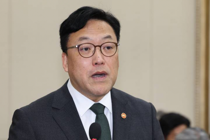 이달 12일 오후 서울 여의도 국회에서 열린 정무위원회 전체회의에서 김병환 금융위원장이 2025년도 예산안 제안설명을 하고 있다./사진=뉴시스