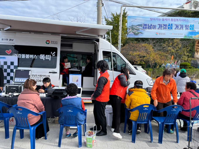 19일 사천시 신수도를 방문한 '찾아가는 올케어 복지서비스' 봉사단이 섬 주민을 대상으로 다양한 복지 서비스를 제공했다./사진=경남도