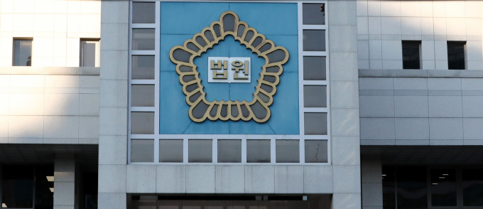 19일 대전지법이 입찰 비리 의혹을 받고 있는 전 대전 서구청장 비서실장 A씨와 민간업자 B씨에 대한 영장실질심사를 진행하고 있다. 사진은 대전지방법원 전경. /사진=뉴스1