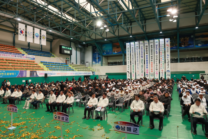 19일 경남 사천시 삼천포체육관에서 열린 남해안남중권 생활체육교류 대축전에 참가한 영호남 지역 선수단 등이 개회식에 참여한 모습./사진=사천시