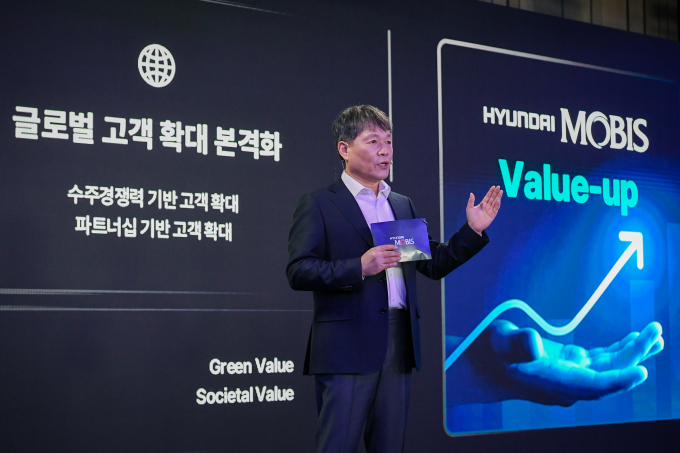 이규석 현대모비스 사장이 '2024 CEO 인베스터 데이'에서 전략을 발표하고 있다. /사진=현대모비스