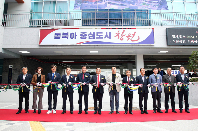 경남 창원시 완월동 행정복지센터 신청사가 19일 개청했다. 이날 개청식에 참여한 홍남표 창원시장(사진 왼쪽에서 여섯번 째)과 도, 시의원, 기관단체장 등이 개청 테이프를 컷팅하고 있다./사진=창원시