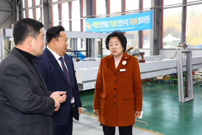 김경희 이천시장(오른쪽)이 19일 설성면 수산리에 있는 ㈜긴키테크코리아 공장을 방문해 기업 애로사항을 청취하고 있다. / 사진제공=이천시