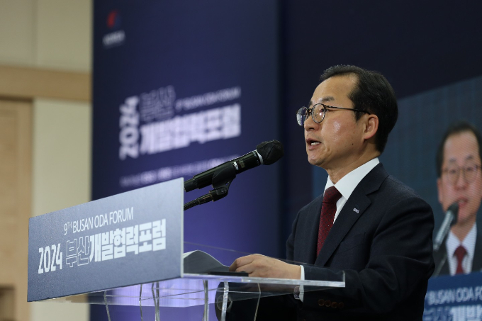 코이카가 지방자치단체의 공적개발원조(ODA) 활성화를 위해 부산에서 개발협력포럼을 개최했다. 19일 부산 벡스코에서 열린 제9회 부산개발협력포럼에서 김동호 코이카 경영전략본부 이사가 환영사를 하고 있다. /사진=코이카