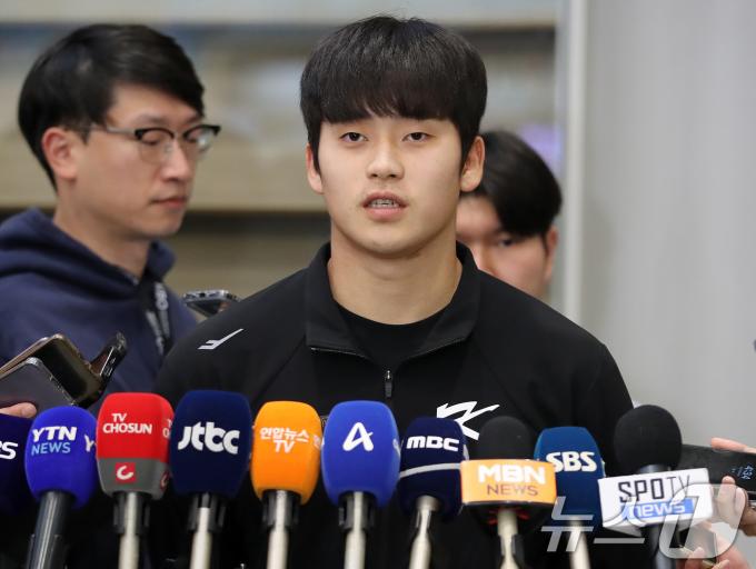 대만에서 열린 2024 WBSC 프리미어12 출전을 마친 야구 한국대표팀 박영현 선수가 19일 오후 인천국제공항을 통해 귀국해 인터뷰를 하고 있다. 류중일 감독이 이끈 한국 야구대표팀은 18일 끝난 프리미어12에서 3승2패(3위)의 성적으로 슈퍼라운드(4강) 진출이 무산됐다. 2024.11.19/뉴스1 ⓒ News1 박세연 기자